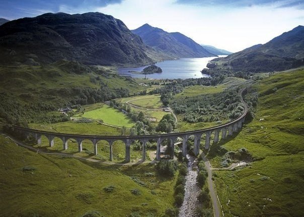 Железная дорога, которая известна миру как "Дорога в Хогвартс" (Виадук Гленфиннан в Шотландии)