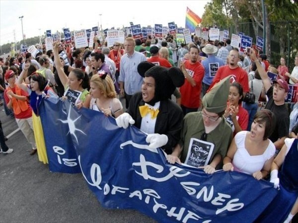 В 2008 году в калифорнийском Диснейленде бастовали и были арестованы сказочные герои — Питер Пэн, Микки-Маус, Золушка, Белоснежка, Алладин и другие. Так, работники «Диснейленда» протестовали против нового трудового договора.