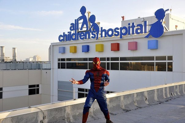 Супергерои в детской больнице города Сент-Питерсберг, штат Флорида.