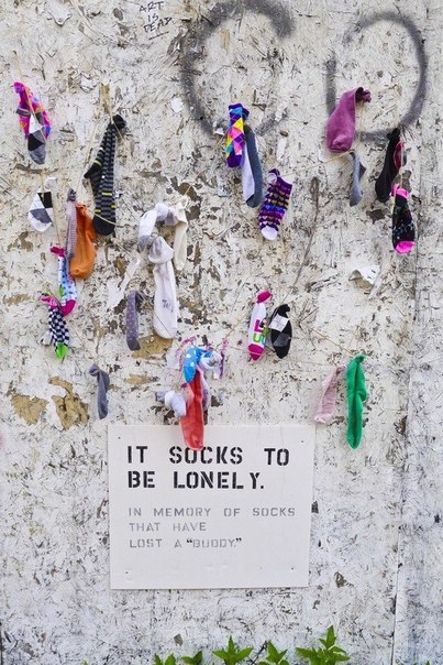 В Бруклине создали стену одиноких носков. Это те, братья которых бесследно исчезли. И ни полиция, ни жена, ни даже мама помочь найти их уже не смогли.
