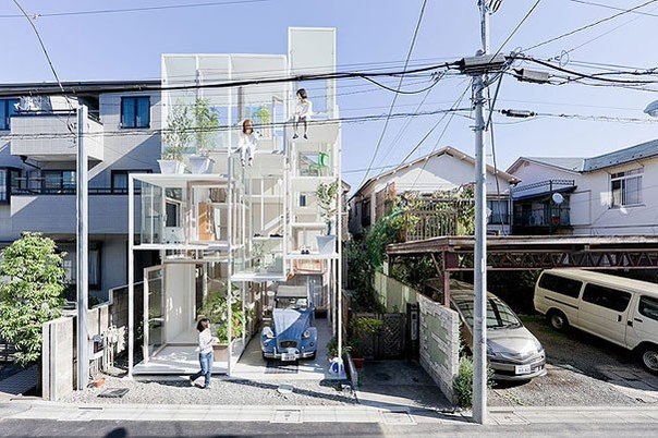 Прозрачный дом в Японии общей площадью 55 кв.м. был построен по проекту архитекторов Sou Fujimoto Architects. В нем стеклянные стены и много солнечного света. Но укрыться от посторонних глаз в нем не получится.