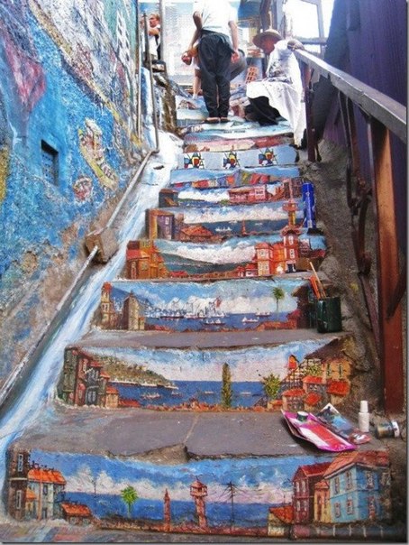 Стрит арт на ступеньках в Вальпараисо, Чили