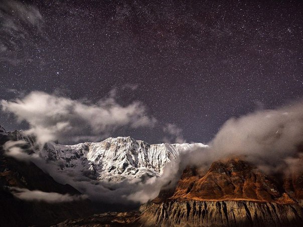 Горы Непалa в лунном свете.