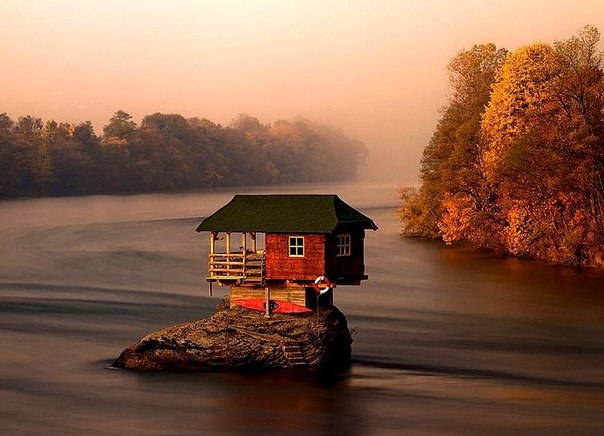 Дом на реке Дрина в Сербии.
