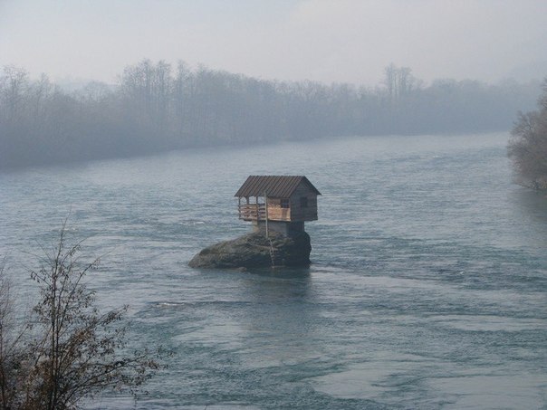 Дом на реке Дрина в Сербии.