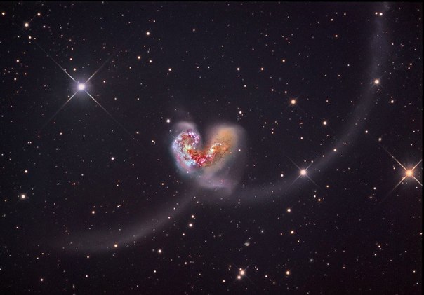 Это сердце образовало столкновение двух галактик NGC 4038 и NGC 4039