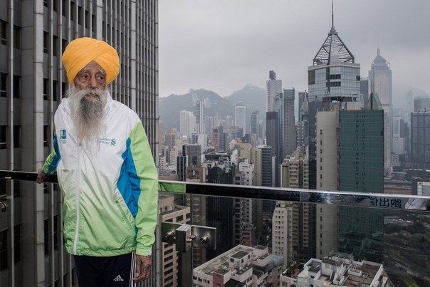 Фауджа Сингх – индиец по происхождению, сейчас живет в Лондоне. На данный момент ему 101 год. Он обладатель множества мировых рекордов в марафонских гонках в возрастных группах «90 лет и старше» и «100 лет и старше».