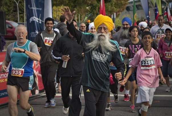 Фауджа Сингх – индиец по происхождению, сейчас живет в Лондоне. На данный момент ему 101 год. Он обладатель множества мировых рекордов в марафонских гонках в возрастных группах «90 лет и старше» и «100 лет и старше».