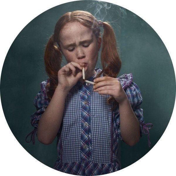 Бельгийка Фрике Янссенс решила отреагировать на социальные видеоролики против курения с участием детей, показанные по всему миру, и сделала свою серию фотографий юных курильщиков.