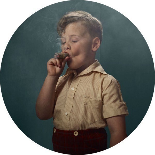 Бельгийка Фрике Янссенс решила отреагировать на социальные видеоролики против курения с участием детей, показанные по всему миру, и сделала свою серию фотографий юных курильщиков.