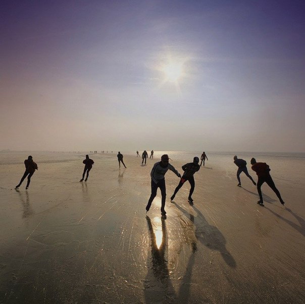 Любимый зимний вид спорта в Нидерландах - катание на коньках и катание яхт по льду.