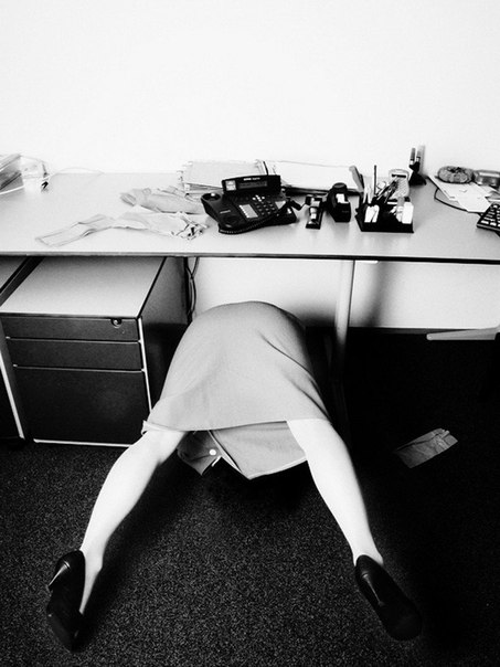 Амстердамский фотограф Изабелль Уэнзель ни дня ни работала в офисе, но создала серию фотографий под названием Building Images, в которой отразила всю тяжесть работы женщины в замкнутом пространстве.