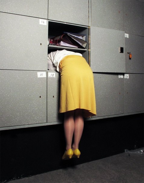 Амстердамский фотограф Изабелль Уэнзель ни дня ни работала в офисе, но создала серию фотографий под названием Building Images, в которой отразила всю тяжесть работы женщины в замкнутом пространстве.