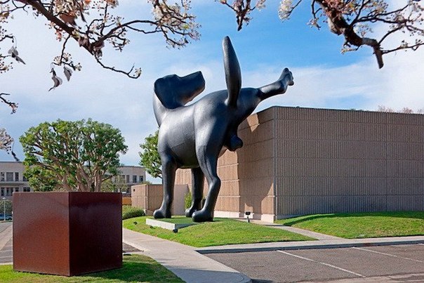 Новая работа художника Ричарда Джексона - 28-футовая скульптура черного лабрадора, метящего территорию. Художественный музей округа Ориндж (OCMA) в Ньюпорт-Бич, Калифорния.