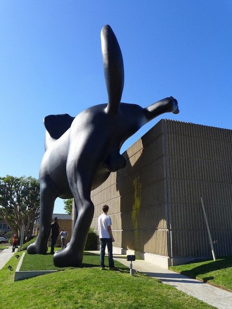 Новая работа художника Ричарда Джексона - 28-футовая скульптура черного лабрадора, метящего территорию. Художественный музей округа Ориндж (OCMA) в Ньюпорт-Бич, Калифорния.