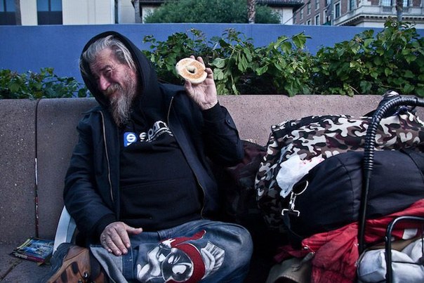 Молодой фотограф Джастин Беттман начал свой фотопроект  Бублик” в 2011 году. Проект заключается в том, что Джастин подходит к одному из бездомных на улицах Лос-Анджелеса и предлагает бублик взамен на рассказ о своей жизни.
