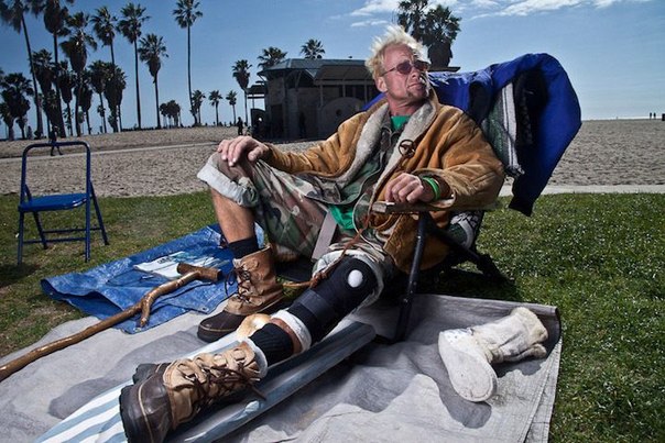 Молодой фотограф Джастин Беттман начал свой фотопроект  Бублик” в 2011 году. Проект заключается в том, что Джастин подходит к одному из бездомных на улицах Лос-Анджелеса и предлагает бублик взамен на рассказ о своей жизни.