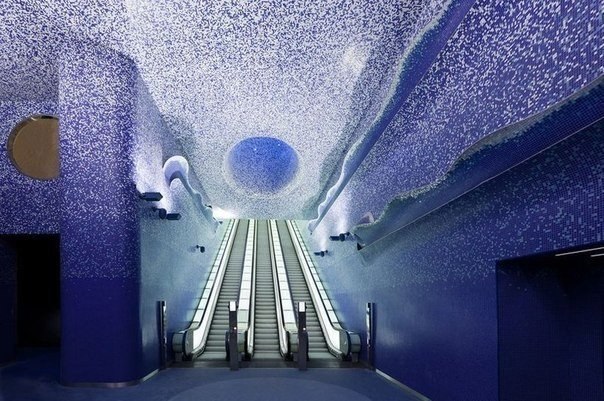 Станция метро "Толедо" в Неаполе