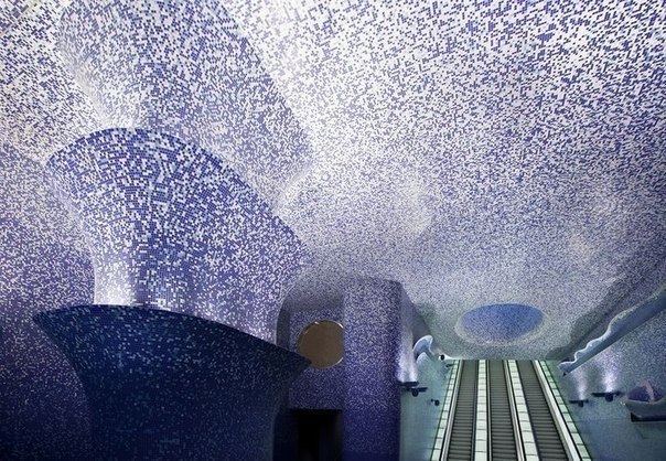 Станция метро "Толедо" в Неаполе