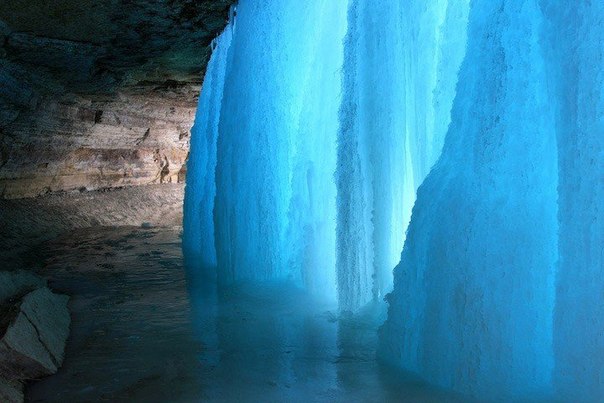 Причудливые формы замерзших водопадов