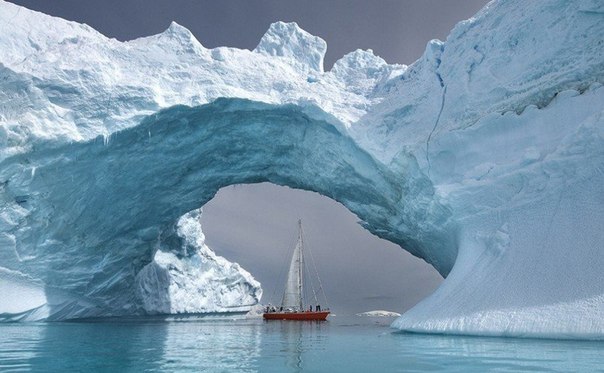 Природная арка в Антарктике