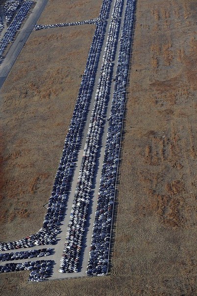 Аэродром, заполненный поврежденными после урагана Сэнди автомобилями