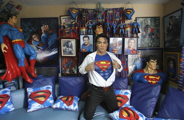 Филиппинец Герберт Чавес самый ненормальный фанат Супермена. Его дом весь засыпан вещами супергероя, да и сам Герберт сделал несколько пластических операций, чтобы стать похожим на своего кумира.