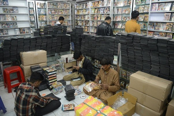 Сотрудники магазина DVD фасуют продукцию. Карачи, Пакистан.