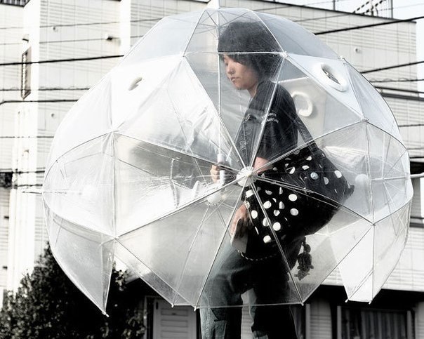 Зонт, защищающий со всех сторон.