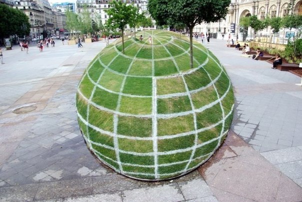 Художник Франсуа Абелане построил 100-метровую 3D-анаморфозу перед зданием мэрии в Париже.