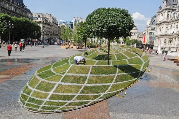 Художник Франсуа Абелане построил 100-метровую 3D-анаморфозу перед зданием мэрии в Париже.