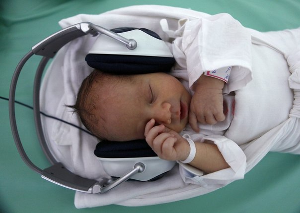 В больнице Кошице для малышей, которые были разлучены с мамами, используют новую методику восстановления – музыкотерапия. На фото новорождённый малыш слушает музыку через наушник