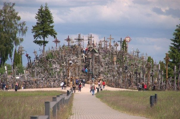 В двенадцати километрах от литовского города Шяуляй есть необычных холм, весь испещренный крестами разных форм и из различных материалов. История умалчивает о причине и времени появления самой Горы Крестов.