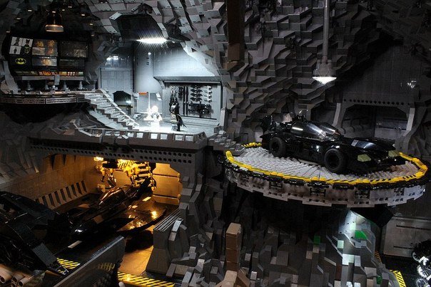 Видели ли вы когда-нибудь пещеру Бэтмена в таких деталях? Карлайл Ливингстон и Уэйн Хасси создали такую из двадцати тысяч деталей конструктора Лего. Следует отметить, что нужно очень увлекаться конструированием из Лего и романтикой комиксов, чтобы потратить на создание подобного шедевра 800 часов в течение трех месяцев.
