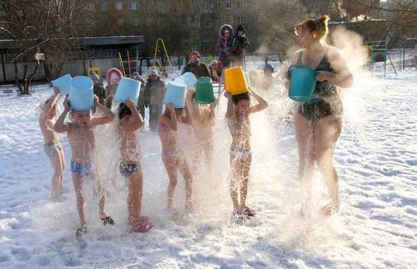 Дети из красноярского детского сада обливаются на улице холодной водой