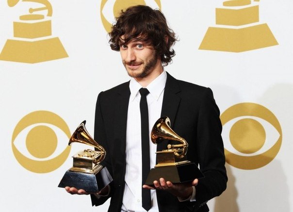 Австралийский певец Gotye держит 2 награды "Grammy 2013"