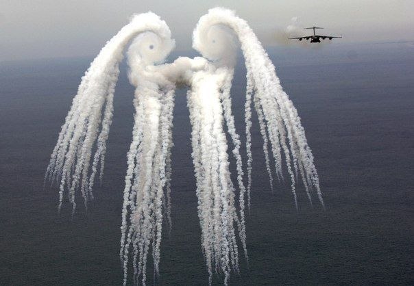 Единственное облако в мире, имеющее имя. Облако - "Ангел", образованное осветительными ракетами, выпущенными реактивным самолётом ВВС США.