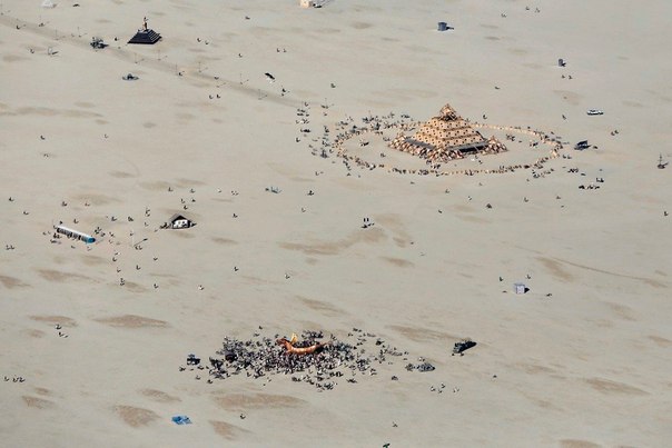 Ежегодный фестиваль музыки и искусства Burning Man, пустыня Блэк-Рок, штат Невада, США. В этом году на фестиваль приехало около 68 тысяч человек.