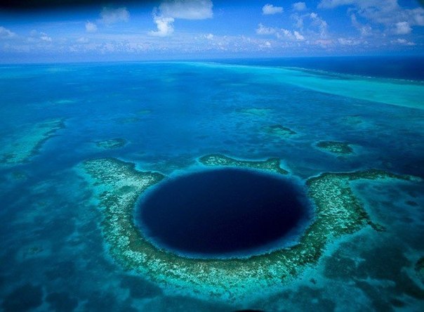 Большая голубая дыра - одно из геологических чудес вблизи полуострова Юкатан (территория государства Белиз в Центральной Америке), представляющее собой круглую воронку диаметром 305 м и 120 м в глубину.