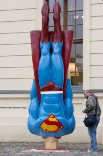 Странный памятник Супермену под названием "У супермена плохой день"