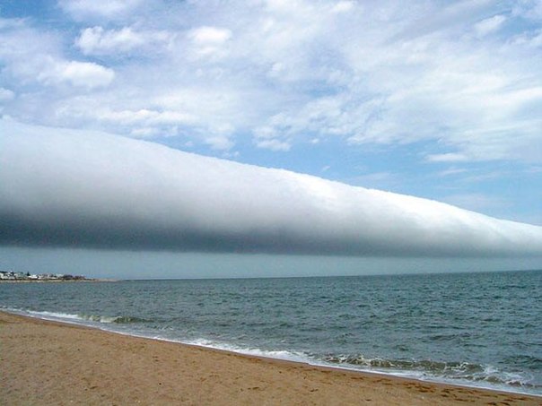 Такие облака, называемые облачными валами - большая редкость. Чаще всего их наблюдают в Австралии, но этот удивительно длинный облачный вал, который, кажется, простирается от одного края горизонта до другого, был замечен на побережье Уругвая.