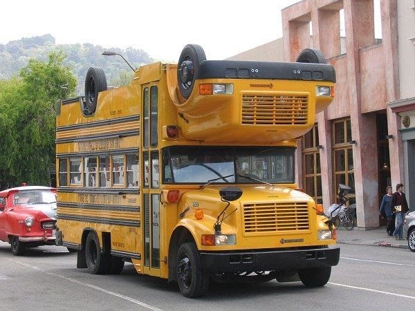 В рамках социального проекта сдвоенный школьный автобус разъезжал по США, призывая государство к удвоение бюджета на образование.