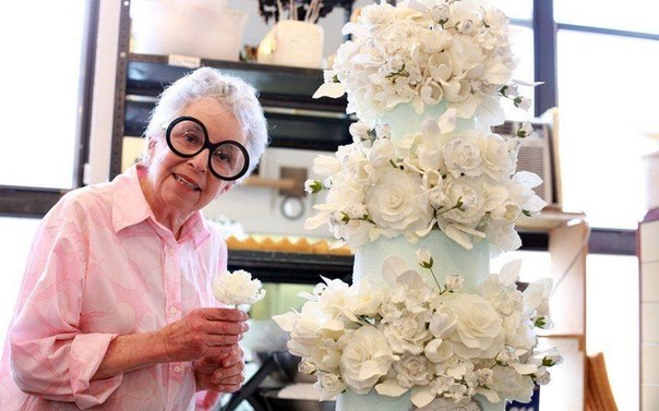 82-летняя Сильвия Вейнсток создает удивительные шедевры из тортов. И неважно, что попросит клиент - много цветов или сделать из торта копию любимой вещи - для Сильвии это пустяк.