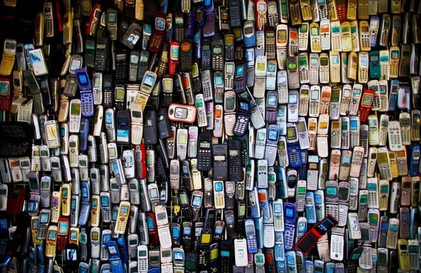 Декорированная старыми мобильными телефонами стена магазина в Токио, Япония.