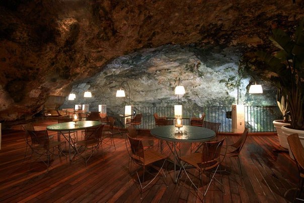 В городке Полиньяно-а-Маре на юге Италии находится один из самых уникальных ресторанчиков в мире – «Grotta Palazzese». Он открыт только летом, потому что находится в известняковой пещере, выходящей на море.