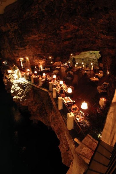 В городке Полиньяно-а-Маре на юге Италии находится один из самых уникальных ресторанчиков в мире – «Grotta Palazzese». Он открыт только летом, потому что находится в известняковой пещере, выходящей на море.