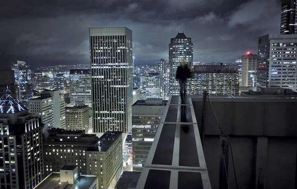 Девушка-фотограф Aurelie Curie сделала серию захватывающих фотографий на крышах городских зданий.