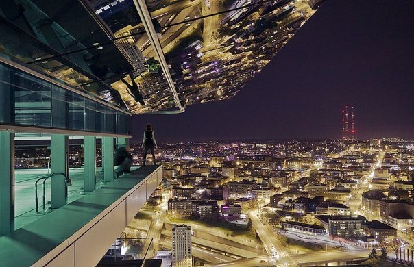 Девушка-фотограф Aurelie Curie сделала серию захватывающих фотографий на крышах городских зданий.