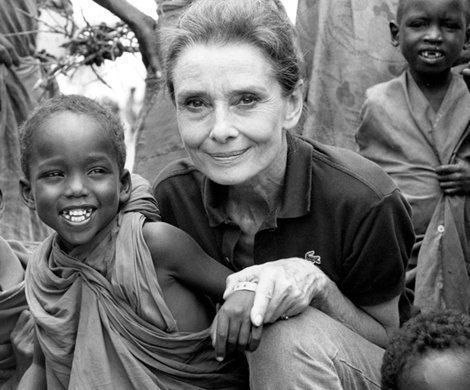 В 1992 году посол доброй воли ЮНИСЕФ легенда Голливуда Одри Хепберн посетила Сомали, чтобы привлечь внимание к голоду, от которого умирали дети.