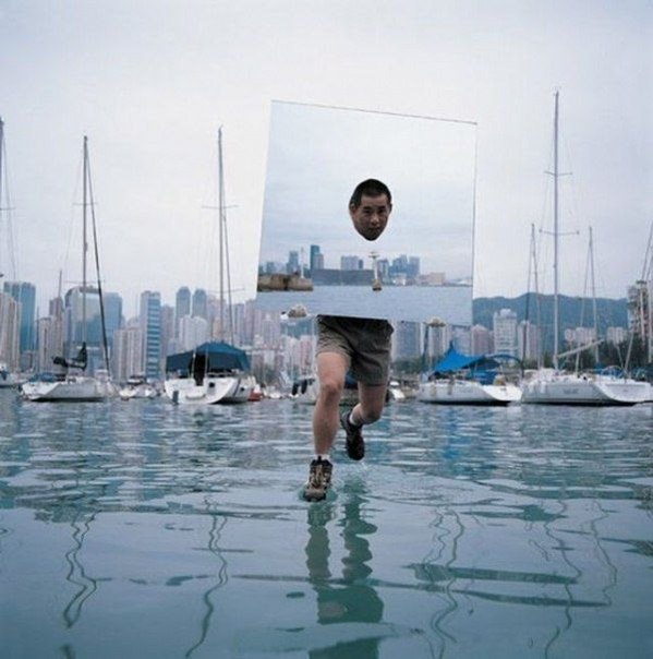 Ли Вэй – китайский художник и фотограф, получивший широкую известность благодаря неординарным фотографиям посвященным «игре на грани», в которых автор искажает реальность, создавая различные иллюзии опасной действительности .